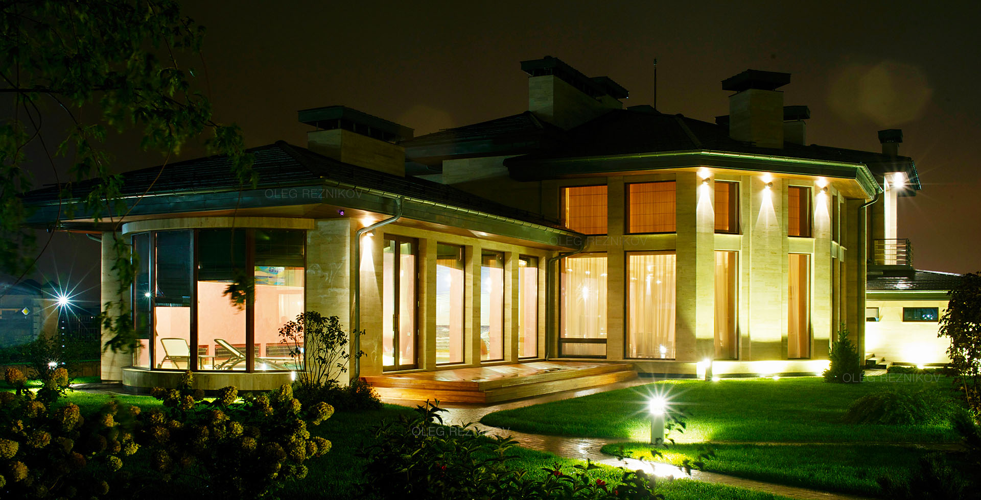 Загородный дом ночью.