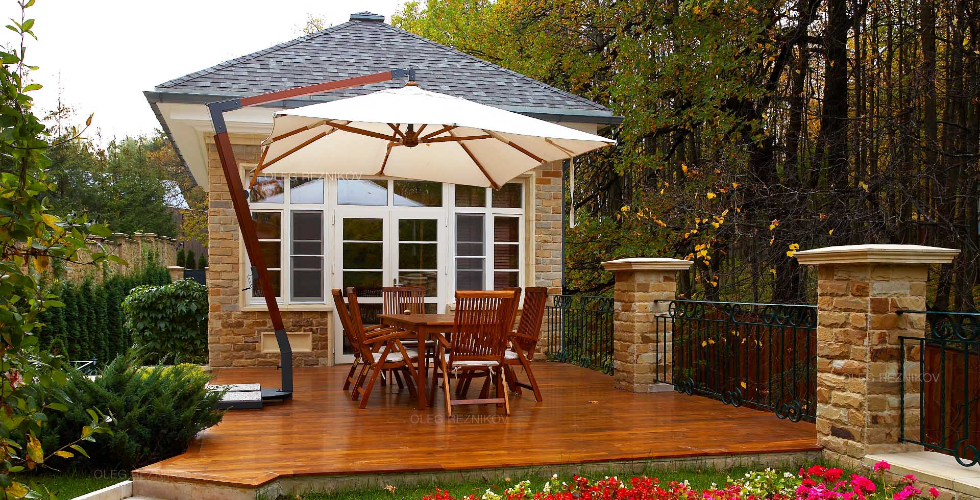 Беседка в загородном доме