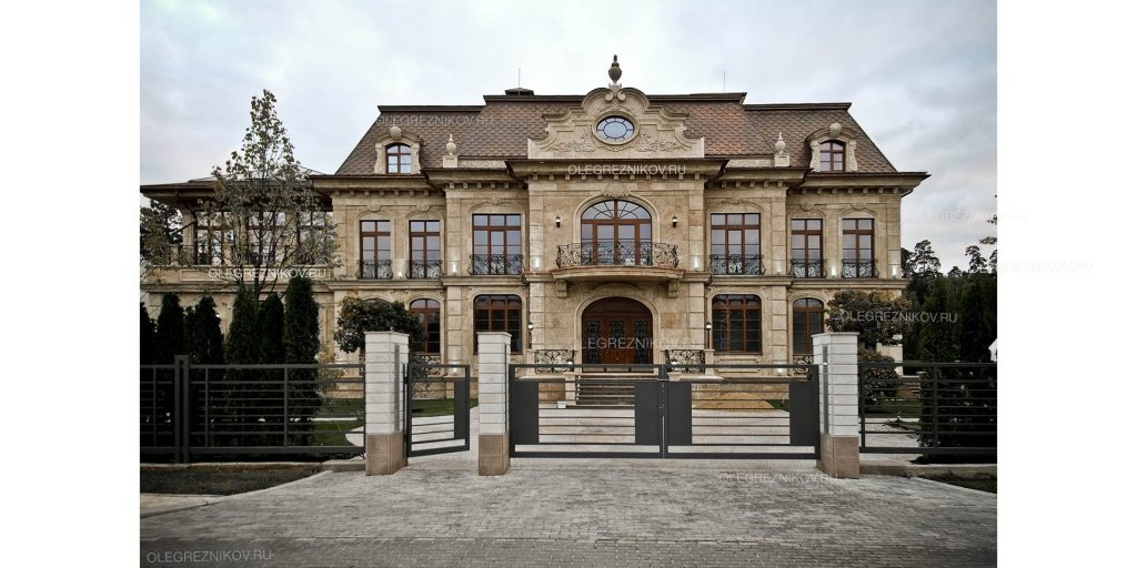 Фасад классического особняка